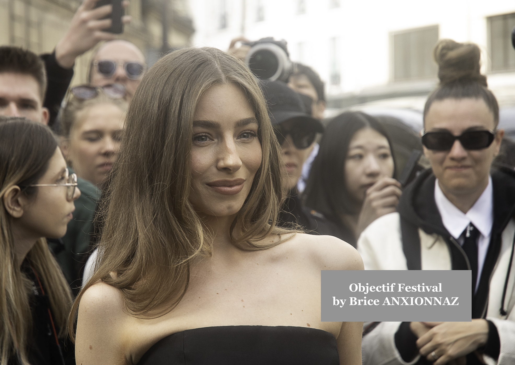 Photo streetstyle de Mary Charteris - Streetstyle photos of guest arrivals at the Nina Ricci show lors du défilé Nina Ricci Spring 2025 à Streetstyle-photos-of-guest-arrivals-at-the-Nina-Ricci-show, Paris Fashion Week le 7 March 2025 par Brice ANXIONNAZ (Objectif Festival)